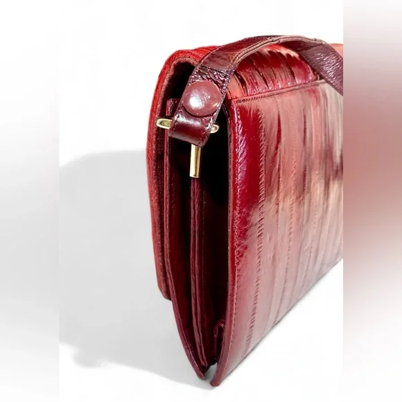 Red Eel Skin, Pleated/Gathered Front Flap Shoulder bag, made in Korea 1980s - Picture 10 of 14